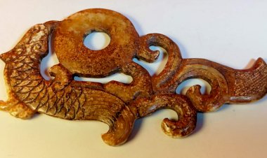 E46  戰國 神異禽獸戲璧玉雕塑