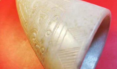 E56 戰國 白玉獸面紋觥