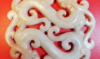 E69 戰國 雙螭玉珮