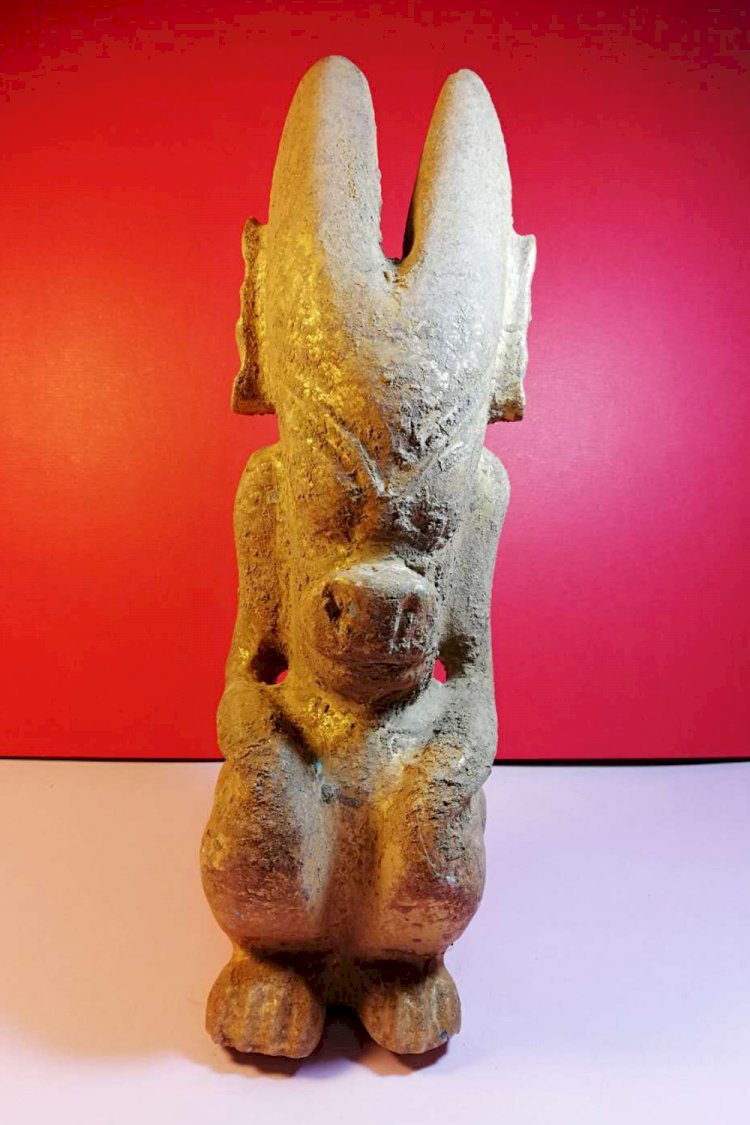 C024 商代三星堆青銅文化期 塗金色似人形跪坐玉雕塑