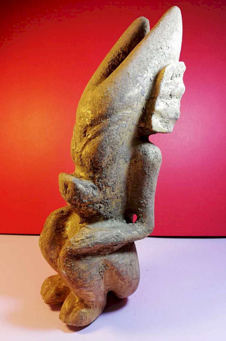 C024 Sanxingdui Bronze Culture Period Gold-plated Humanoid Kneeling Jade Sculpture