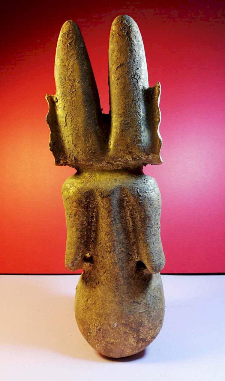 C024 Sanxingdui Bronze Culture Period Gold-plated Humanoid Kneeling Jade Sculpture
