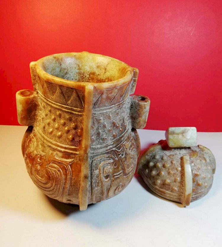 E51 Sacrificial Jade Vessel of Ancestral Temple with cover and Double Ears