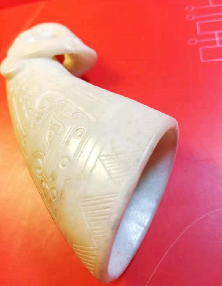 E56 White Jade Animal Face Gong (Wine Container)