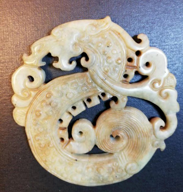 E88 Dragon Pattern Jade Pendant