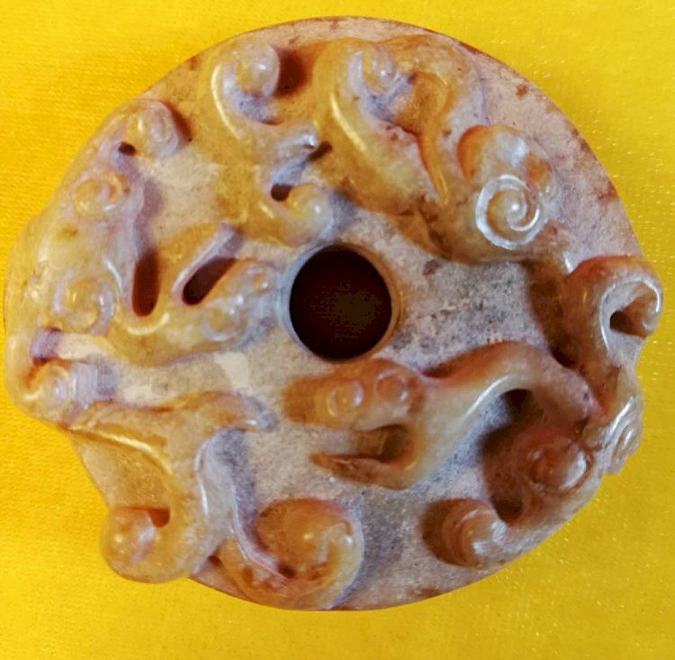 G013 A Jade Disc Pendant with Two Dragons