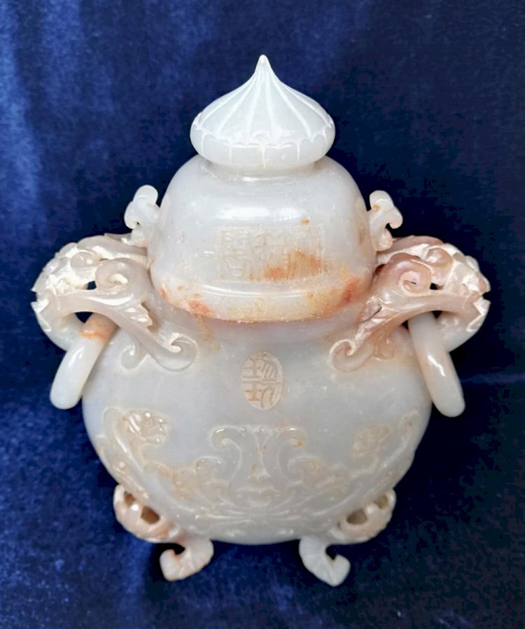 Q001. A Pale Greenish-White Three-legged Jade Pot with Double Live Rings and Cover