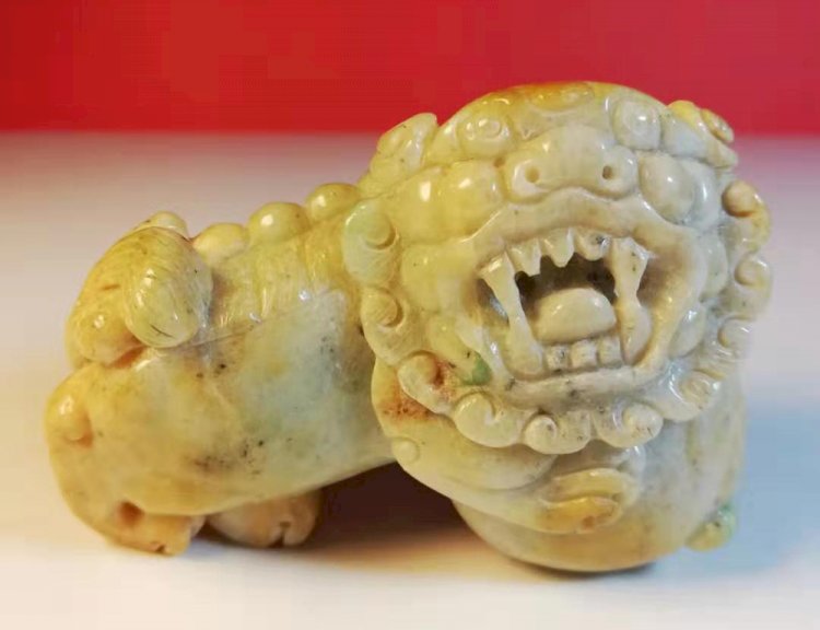 Q013 Lion Stepping Ball Jade Carving