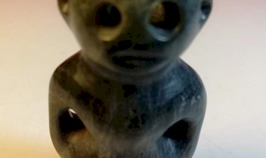 B004.夏代  跪坐墨玉人