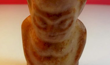 C025 商末至西周初（三星堆三期）跪坐玉人