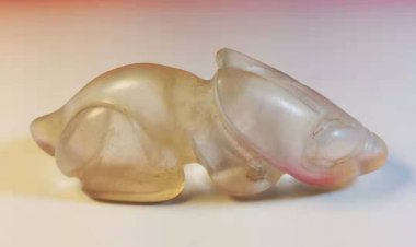 E21 Spring and Autumn Strange Beast Crystal Carving