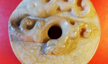 E27. 戰國螭紋、狩獵紋玉璧