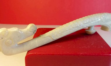 E29. 戰國白玉龍首帶鈎