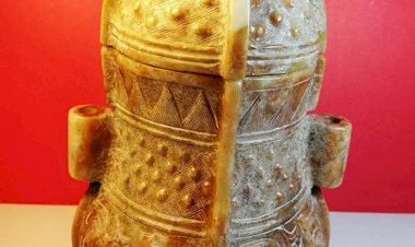 E51 Sacrificial Jade Vessel of Ancestral Temple with cover and Double Ears