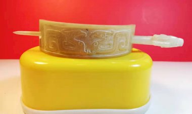 E55 Double Dragon Jade Crown Ornament