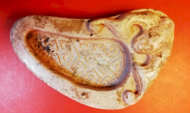 E59 戰國 近半月形螭紋雲紋玉珮