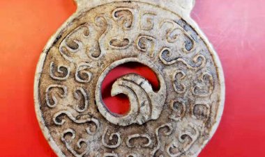 E61 Jade Bi with Cloud Pattern and Dragon Pattern