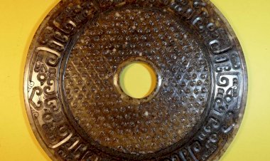 E43 A Large Grain Pattern Jade Bi