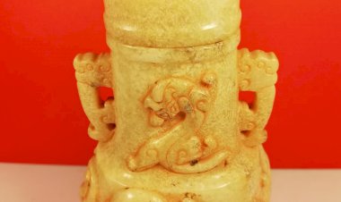 G020  A White Jade Bottle with Cover and Caved with Nine Dragons