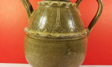 J001五代有蓋鳳首越窰秘色瓷壼