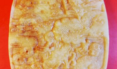 K003. 宋代 橢圓形浮雕玉牌飾