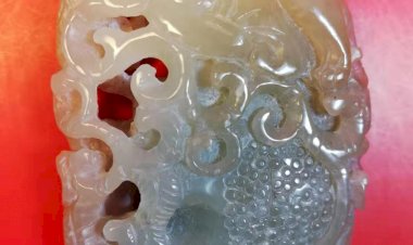 Q011清代 異獸嬉戲仙草叢中玉飾